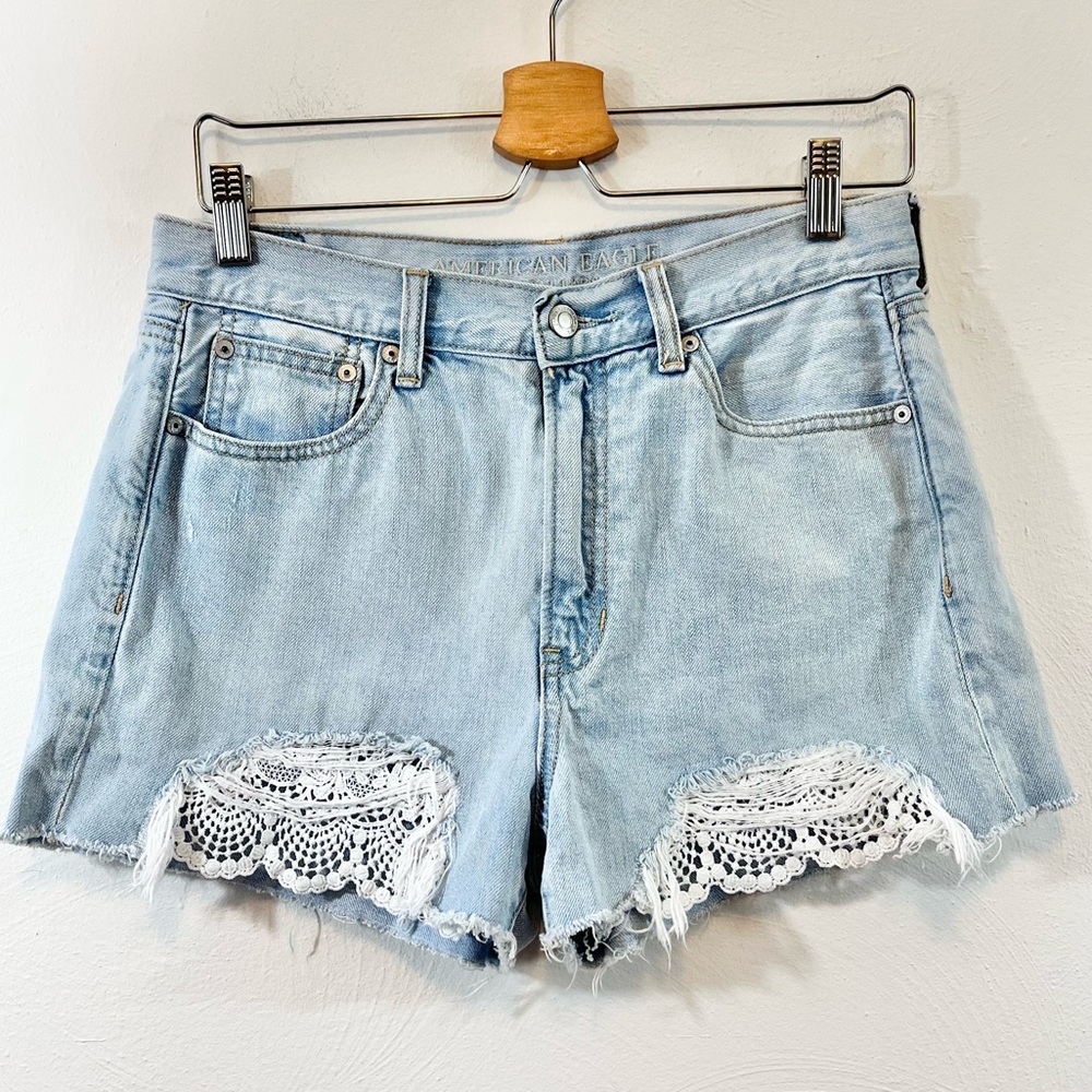 AMERICAN EAGLE Mom Short Light Wash High Waist Lace Detail Jean Short Size 6